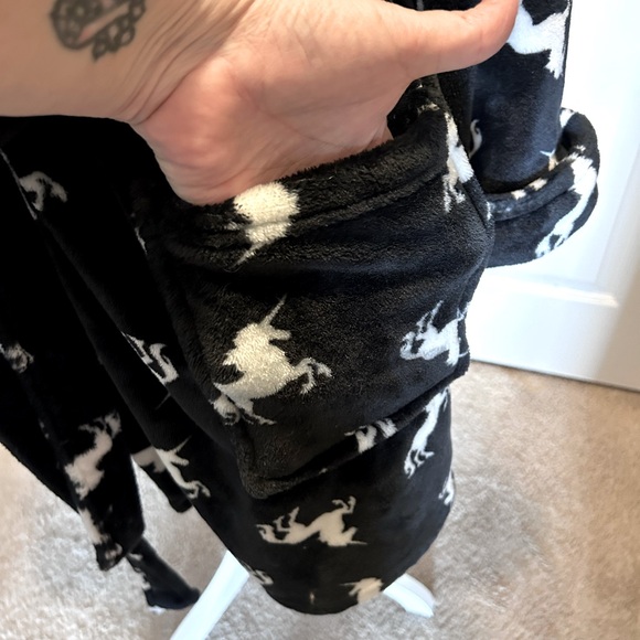 Cute and fluffy unicorn robe. - Picture 3 of 5